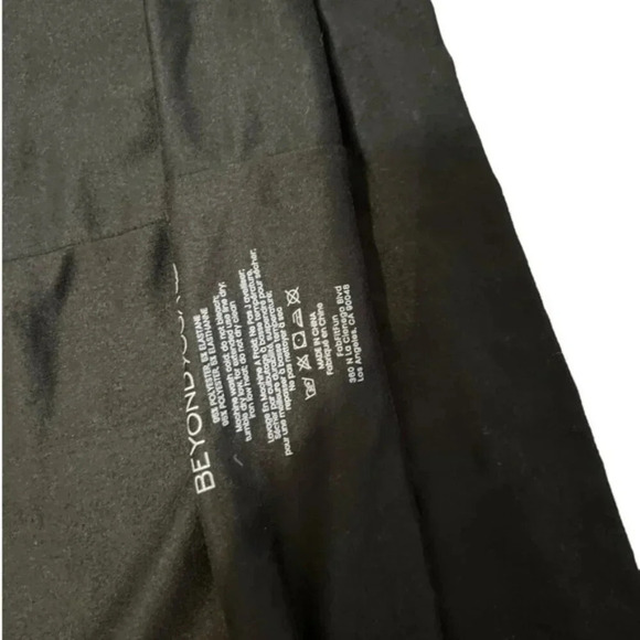 Beyond Yoga NWOT Pocket Infinity Scarf Black One Size Stretchy Comfort - Picture 3 of 4